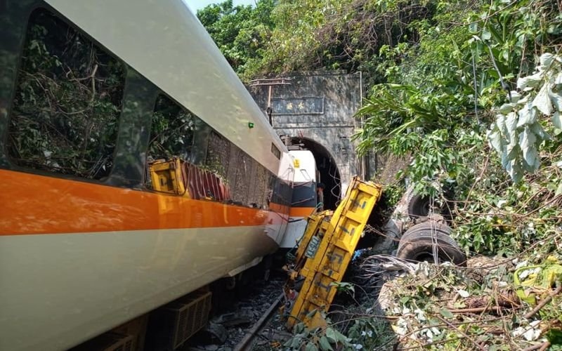 Влак дерайлира в тунел на остров Тайван, най-малко четирима са загинали