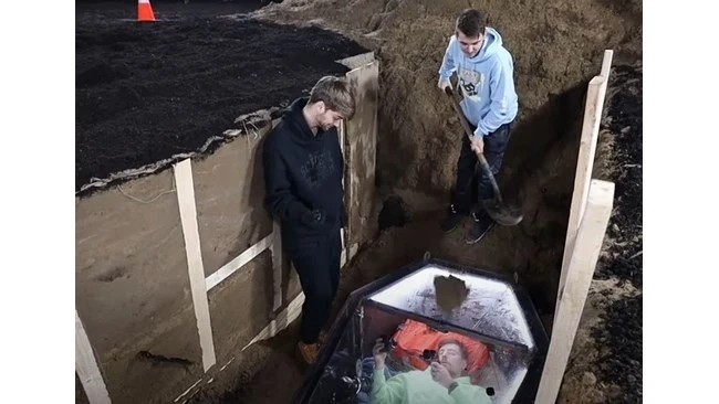 Американски блогър се погреба жив за два дни
