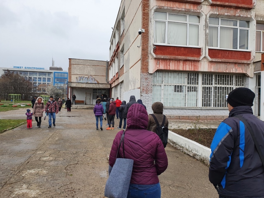 Опашки и в София за гласуване