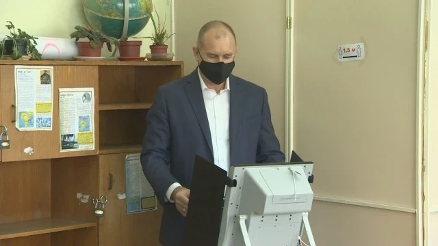 Президентът Румен Радев гласува машинно в София