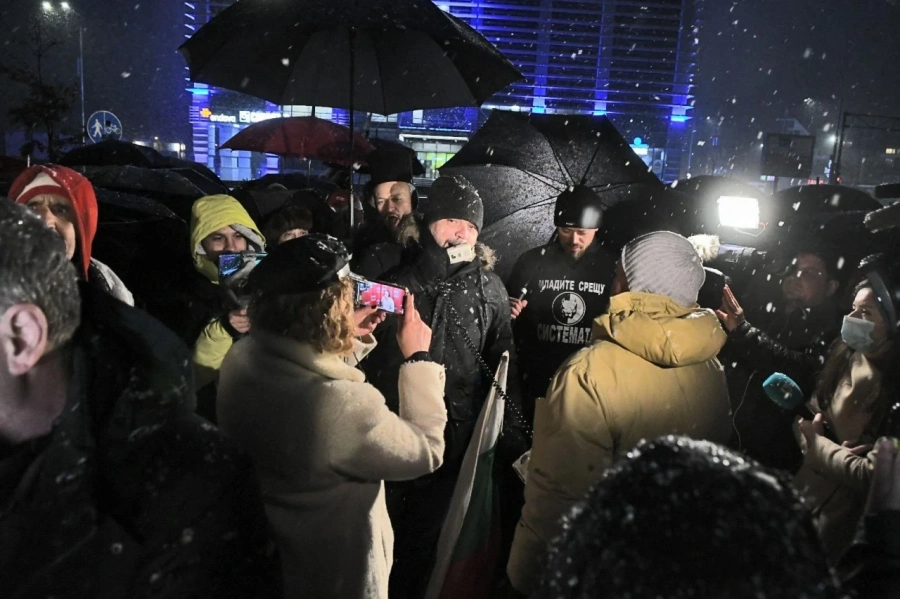 Протестиращи се появиха пред централата на ГЕРБ  