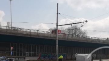 Бус се преобърна на кръговото на 4 км в София (СНИМКИ)