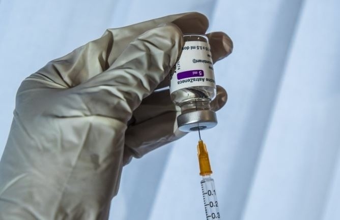 ЕМА: Има връзка между ваксинацията с АстраЗенека и случаите на тромбоза