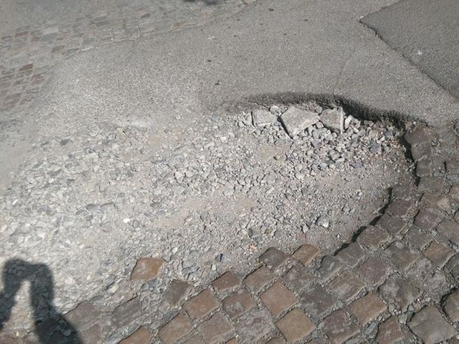 Зелена зона на улица с дупки и без асфалт в София  