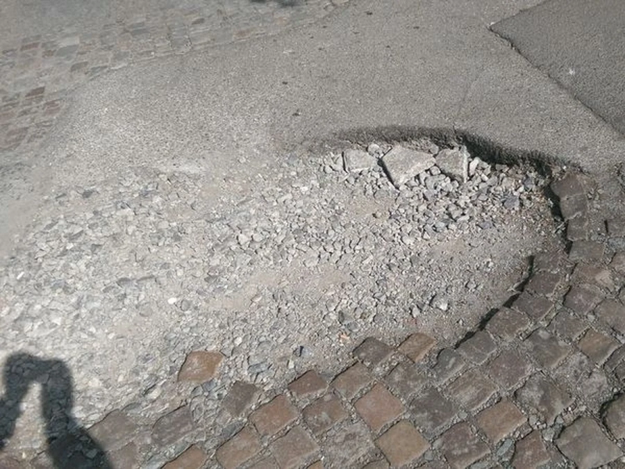 Зелена зона на улица с дупки и без асфалт в София  