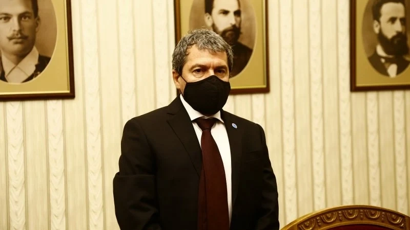 За по-малко от ден партията на Слави промени два пъти предложенията си за гласуването по пощата в чужбина