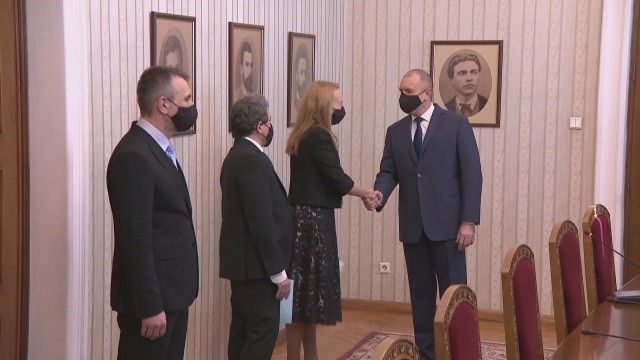 Румен Радев връчи мандат за съставяне на правителство на Антоанета Стефанова от ИТН, тя го върна