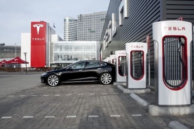 Всички зарядни станции на Tesla ще използват възобновяеми източници на енергия 