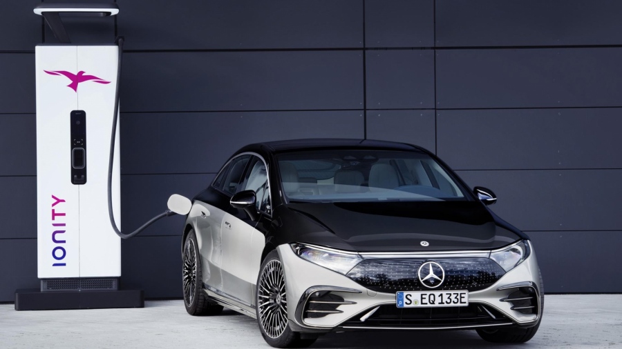 Новият Mercedes-Benz EQS изминава до 770 километра на ток  