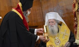 Негово Светейшество Българският патриарх Неофит получи Благодатния огън от Йерусалим