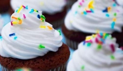 Забраняват широко използваната добавка Е 171 в храните и козметиката 