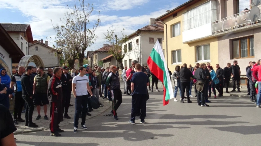 Протест в Разлог в защита на младеж, пострадал при масов бой