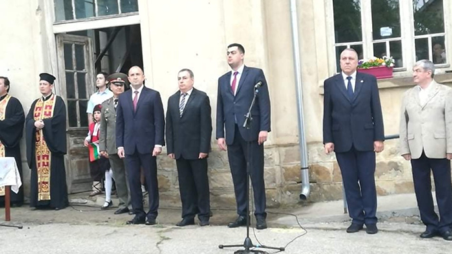 Президентът Румен Радев заяви че започва да се връща държавността
