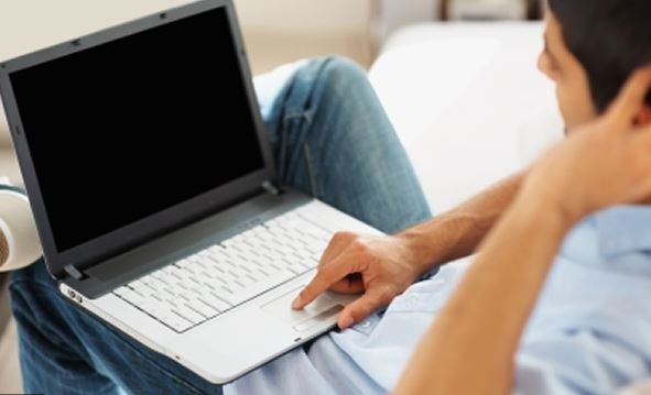 Работата с лаптоп води до изкривявания на тялото 