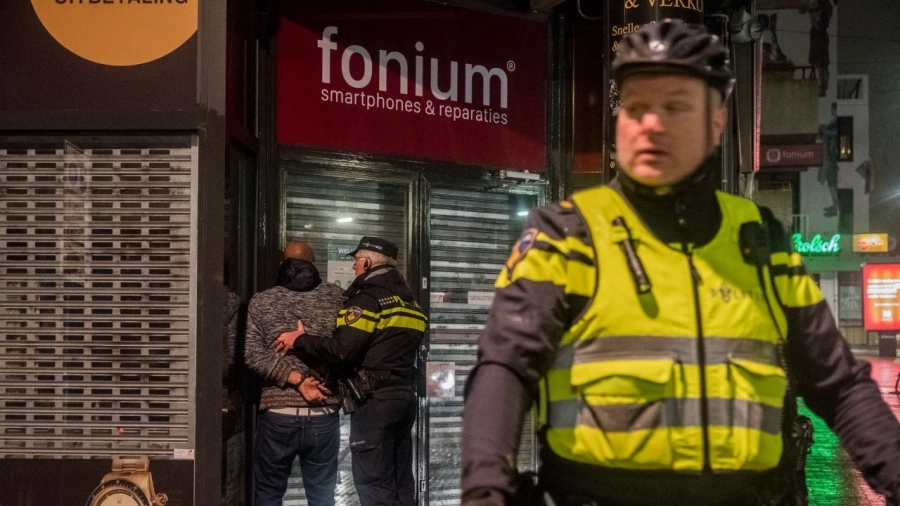 Убит и четирима ранени в Амстердам