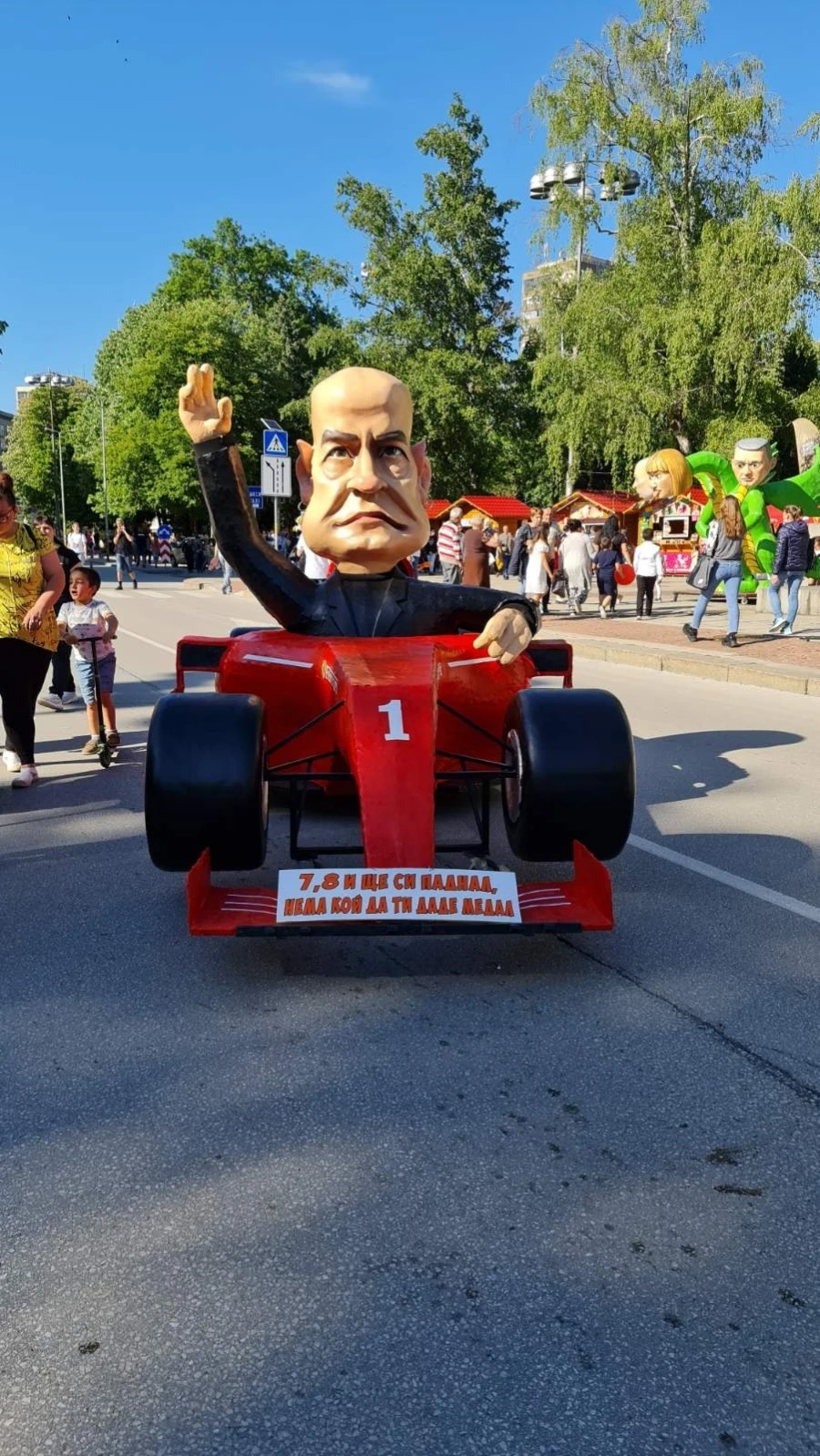 Фестивалът в Габрово показа джипката на Бойко и ферарито на Слави (СНИМКИ)