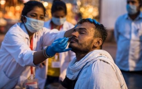 Индия с над 300 000 смъртни случая от COVID-19