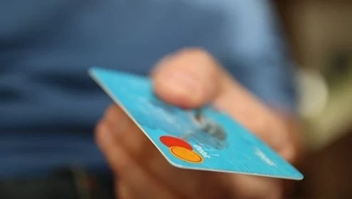 През последния месец: 7 от 10 българи плащат с дебитна карта