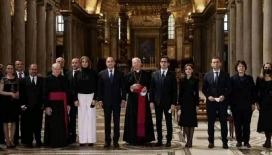 ГАФ: Деси Радева по бели гащи при папата