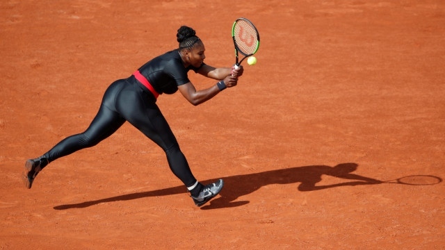 Серина Уилямс продължава напред на Ролан Гарос