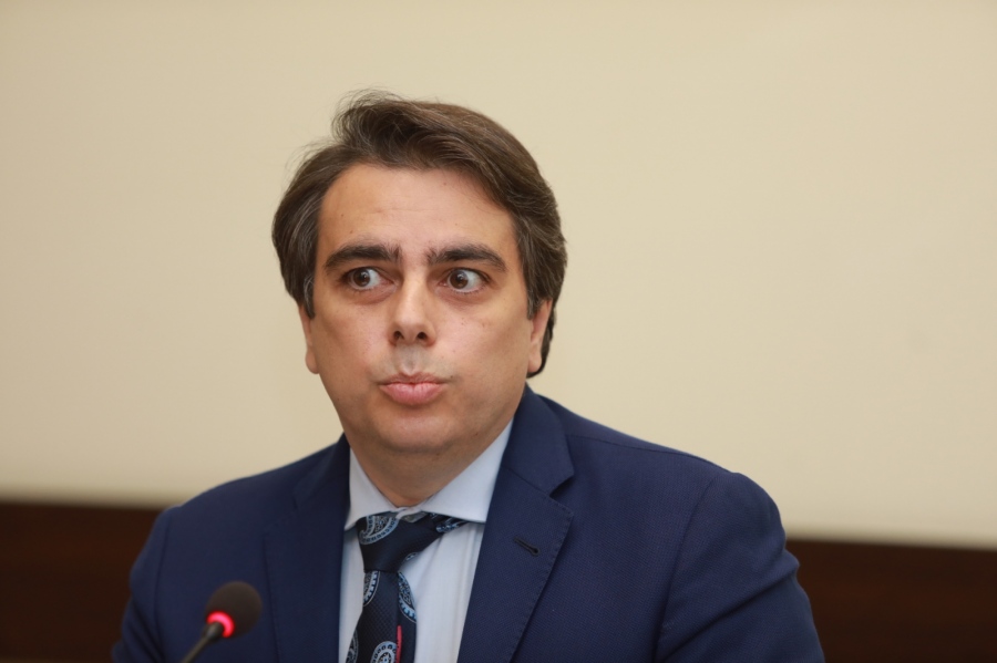 Финансовият министър защити шефа на НАП: Спецов не е участвал в данъчни измами