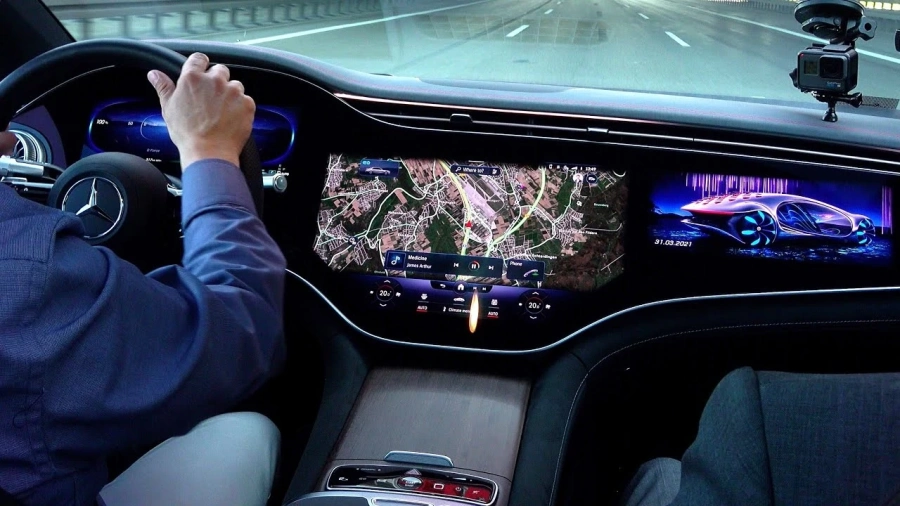 Mercedes EQS ще виси над тенис корт