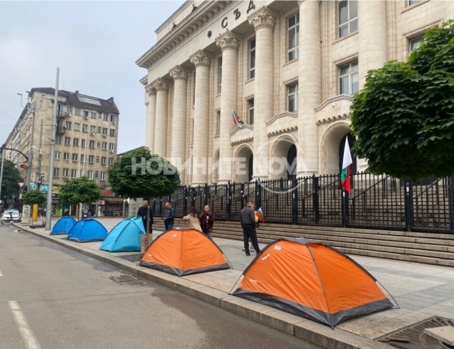 Протестиращи опънаха палатков лагер пред Съдебната палата в София