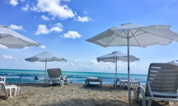 Безплатни чадъри и шезлонги на 13 плажа през това лято