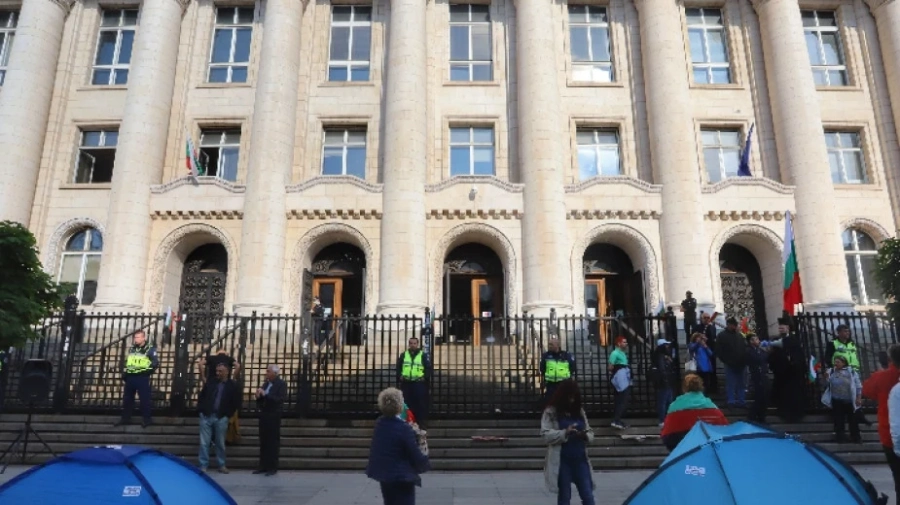 Протестиращи срещу главния прокурор с условна блокада на входовете на Съдебната палата