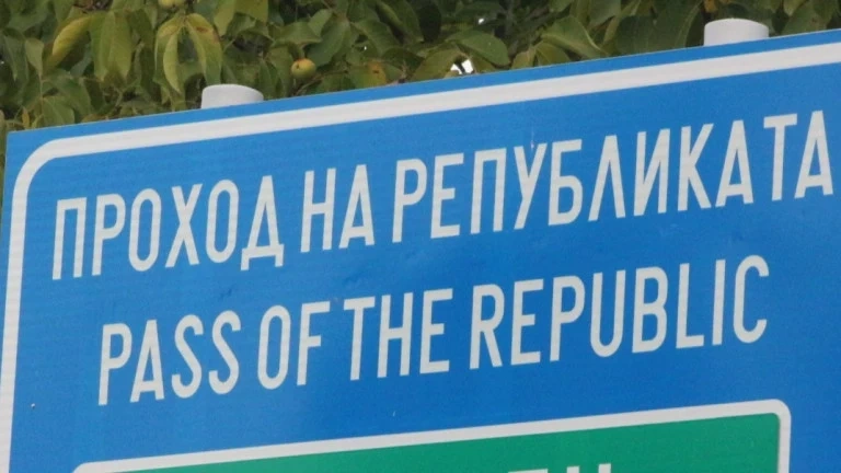 Затвориха Прохода на Републиката заради паднал стълб