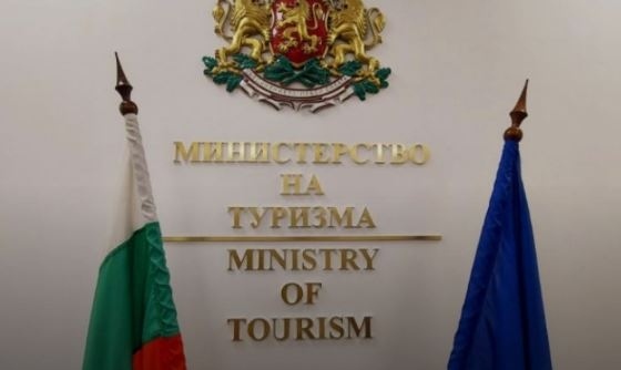 Министерството на туризма с пояснение за стикерите 100% ваксинирани