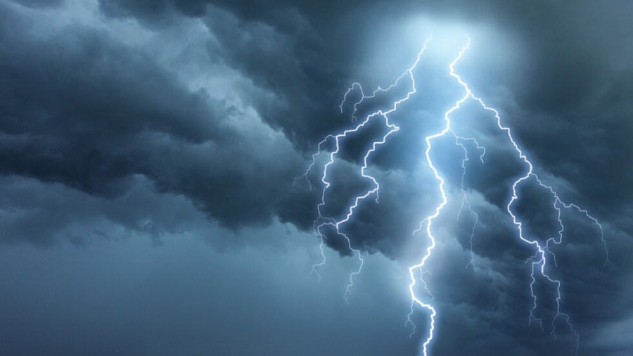 Оранжев код за опасно време в част от страната, интензивни валежи и гръмотевични бури