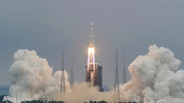Китай изстреля успешно космическия кораб Шъджоу-12