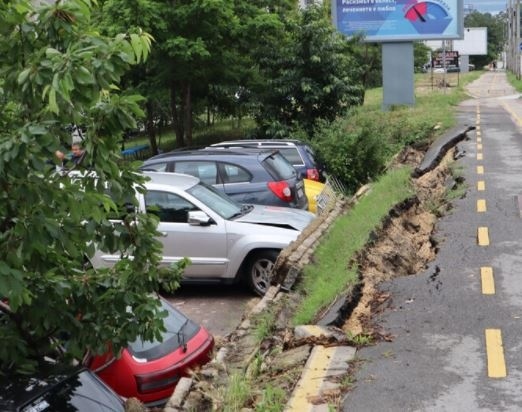 Велоалея се срути върху паркирали автомобили във Варна