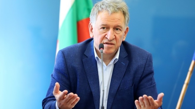 МЗ започва да събира данни за всички, срещнали се с COVID-19 у нас