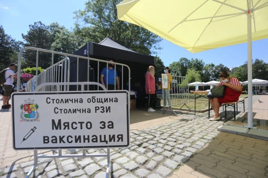 Ваксинационните центрове работят и днес