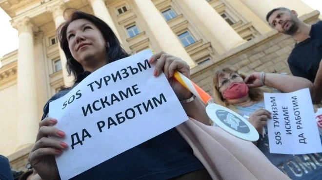 Туроператори излизат на протест пред президентството