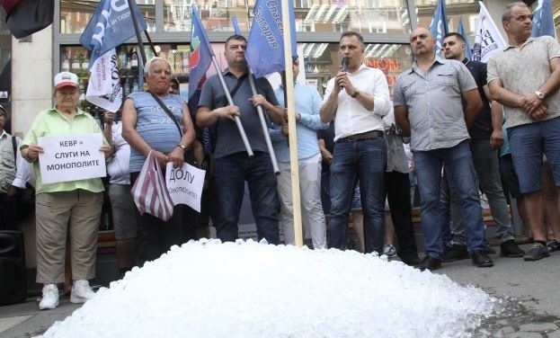 Патриотите струпаха чували с лед пред сградата на КЕВР 