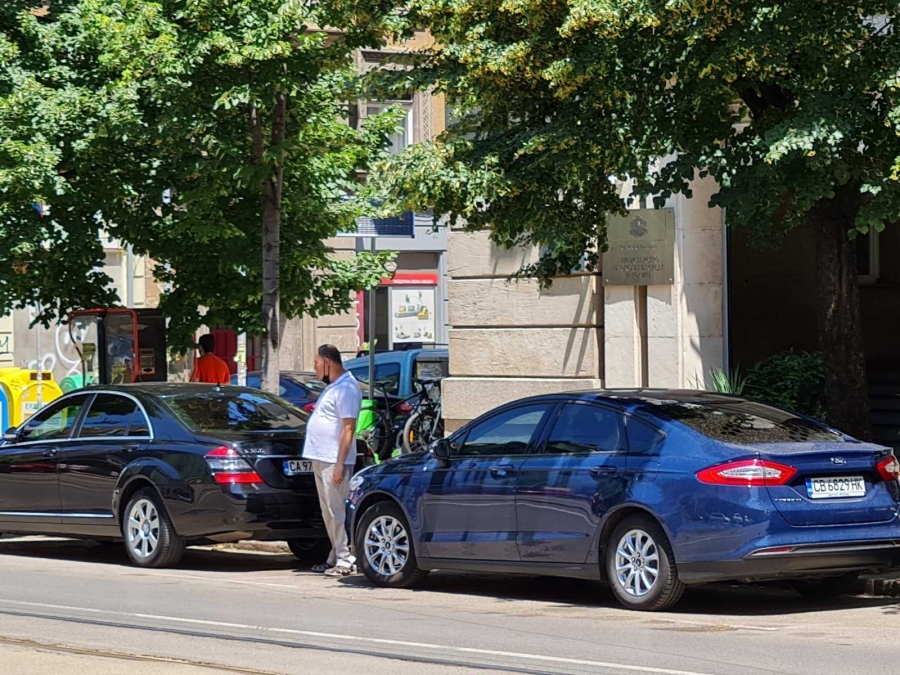 Пенсионер, служебен министър с Мерцедес на НСО