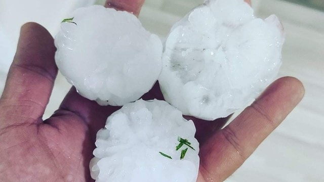 Улиците на Мадан побеляха от градушка