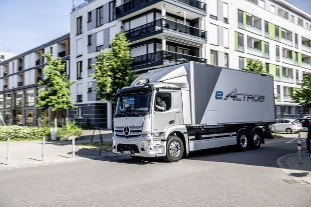 Нова ера при камионите: Mercedes извади eActros
