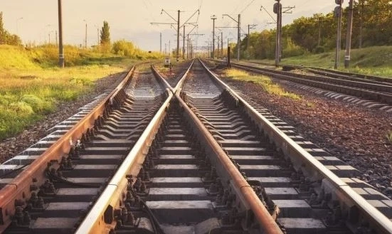 Влак с ученици дерайлира и падна в река в Австрия