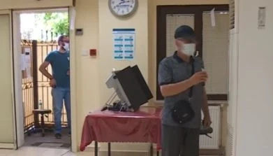 Изборите в Турция: Мъж се опита да гласува с климатика