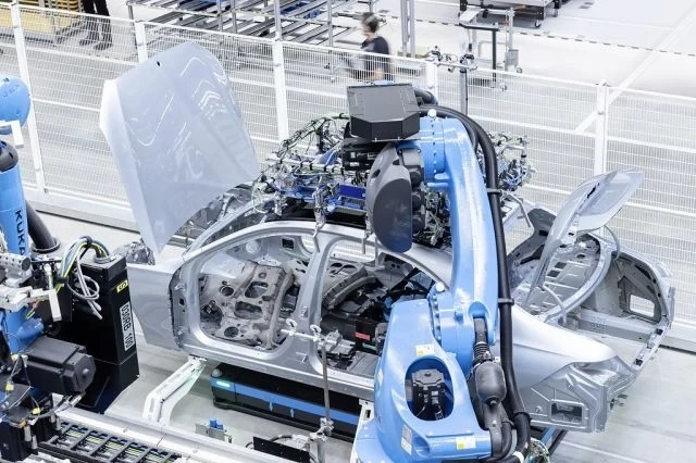  Mercedes спря производството на S-Klasse, E-Klasse и EQS