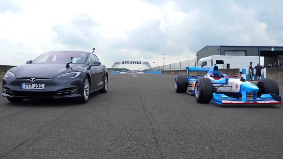 Tesla Model S срещу болид от Formula 1