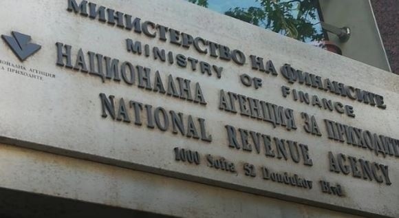 Фирмите декларират и плащат данъци до 2 август