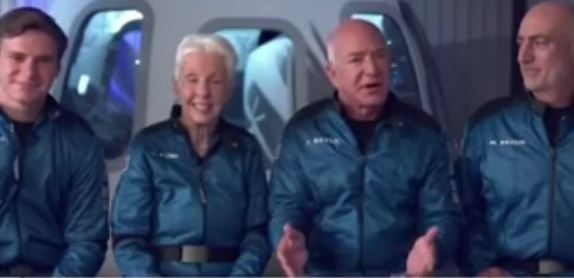 Джеф Безос днес ще полети в космоса с частна капсула