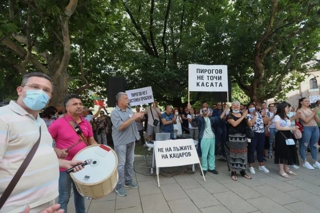 Лекари от Пирогов протестират пред президентството: Не точим касата