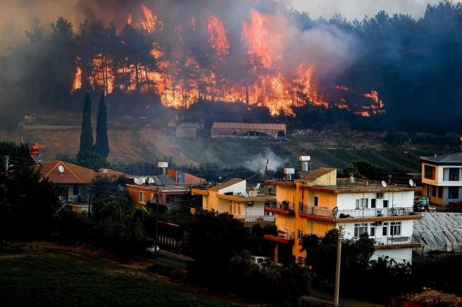 Разрастват се горските пожари в Турция Редица сгради включително хотел