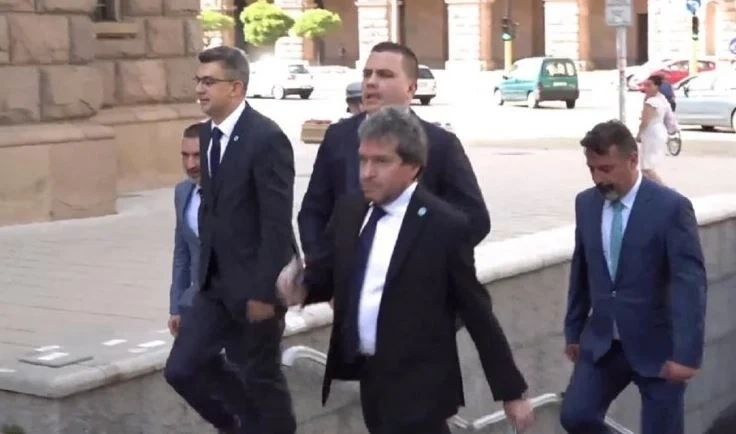 ИТН са при президента за получаване на мандата. Води ги Пламен Николов (НА ЖИВО)